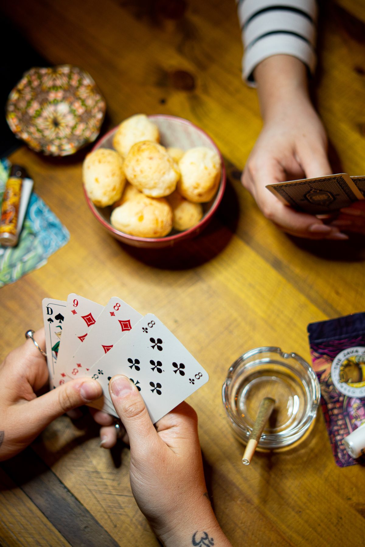 Bộ bài trên bàn nhìn từ trên xuống